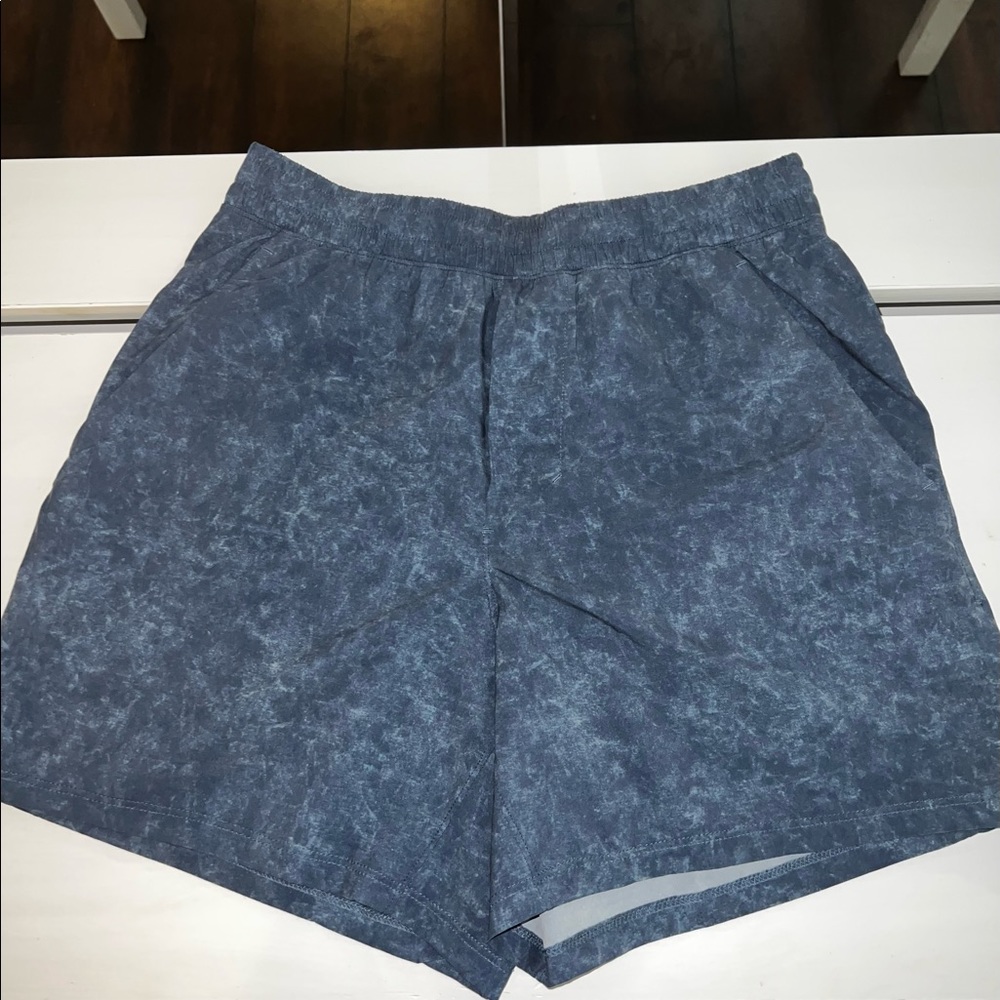 lululemon mens 5” pace breaker shorts in size small